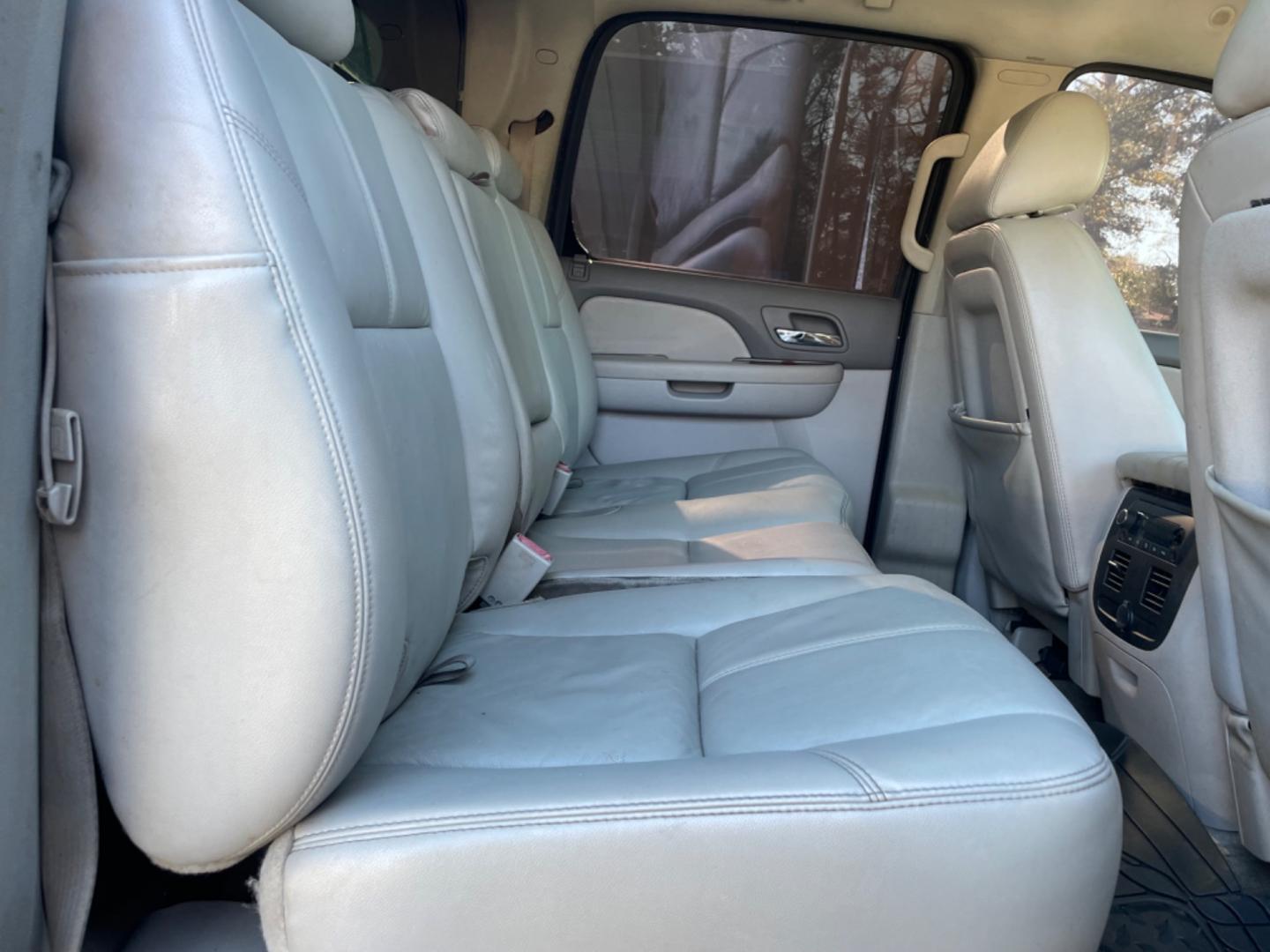 2011 BLACK CHEVROLET AVALANCHE LT (3GNMCFE09BG) with an 5.3L engine, Automatic transmission, located at 5103 Dorchester Rd., Charleston, SC, 29418-5607, (843) 767-1122, 36.245171, -115.228050 - Leather, CD/AUX/Sat, backup Camera, Dual Climate Control, Power Everything (windows, locks, seats, mirrors), All-weather Mats, Keyless Entry, Running Boards, Tow Package, Alloy Wheels. 174k miles Located at New Life Auto Sales! 2023 WINNER for Post & Courier's Charleston's Choice Pre-owned Car Deale - Photo#12
